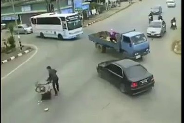 Một hành động đẹp khi gặp phải tai nạn trên đường