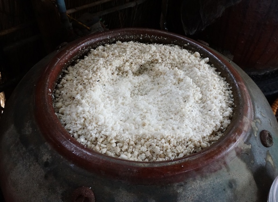 Kỳ lạ nghề hòa muối thành nước rồi mang nấu trên chảo khổng lồ - 1 Kỳ lạ nghề hòa muối thành nước rồi mang nấu trên chảo khổng lồ - 1
