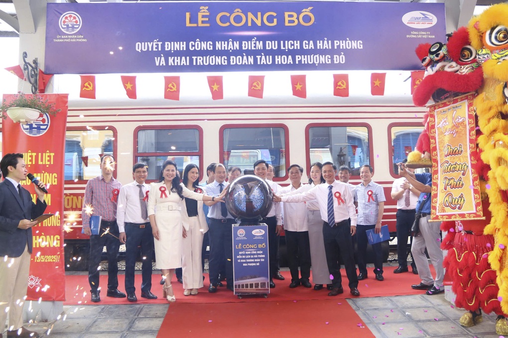 Khai trương đoàn tàu du lịch Hoa phượng đỏ tuyến Hà Nội - Hải Phòng - 1 Khai trương đoàn tàu du lịch Hoa phượng đỏ tuyến Hà Nội - Hải Phòng - 1