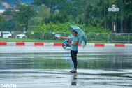 Vé trận chung kết giảm sâu, "phe" đội mưa đi xả hàng