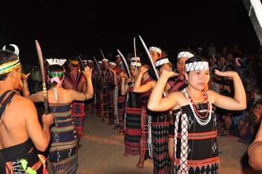 Sôi nổi lễ hội cồng chiêng Nam Giang