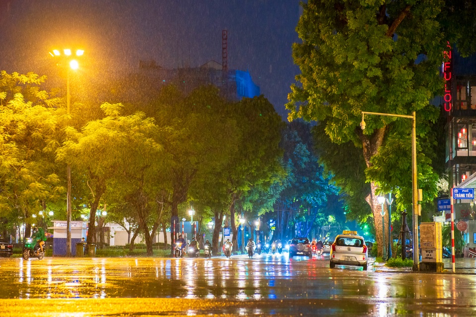 Ngắm Hà Nội lãng mạn trong mưa qua bộ ảnh của cặp đôi trẻ - 1 Ngắm Hà Nội lãng mạn trong mưa qua bộ ảnh của cặp đôi trẻ - 1