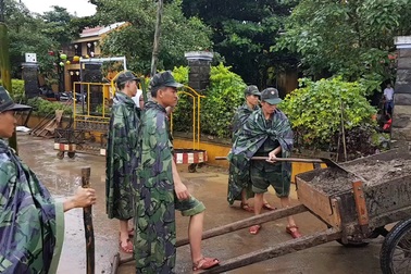 Lực lượng bộ đội tham gia dọn lũ lụt ở Hội An