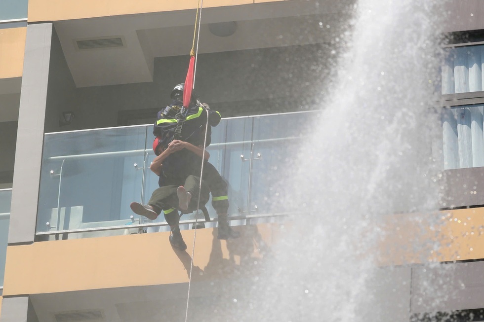 Nghẹt thở với cuộc diễn tập PCCC lớn nhất năm ở TPHCM - 12 Nghẹt thở với cuộc diễn tập PCCC lớn nhất năm ở TPHCM - 12