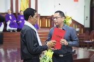Trao bằng tốt nghiệp đến gia đình sinh viên tử nạn do bê tông rơi trúng