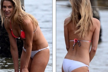 Cựu hoa hậu hoàn vũ khoe dáng thon trên biển