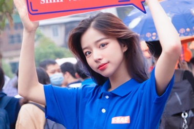 Hot girl ĐH Kinh tế quốc dân thành tâm điểm ở ngày hội tuyển sinh