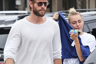 Miley Cyrus vui vẻ bên bạn trai sau tin đồn rạn nứt vì hợp đồng tiền hôn nhân