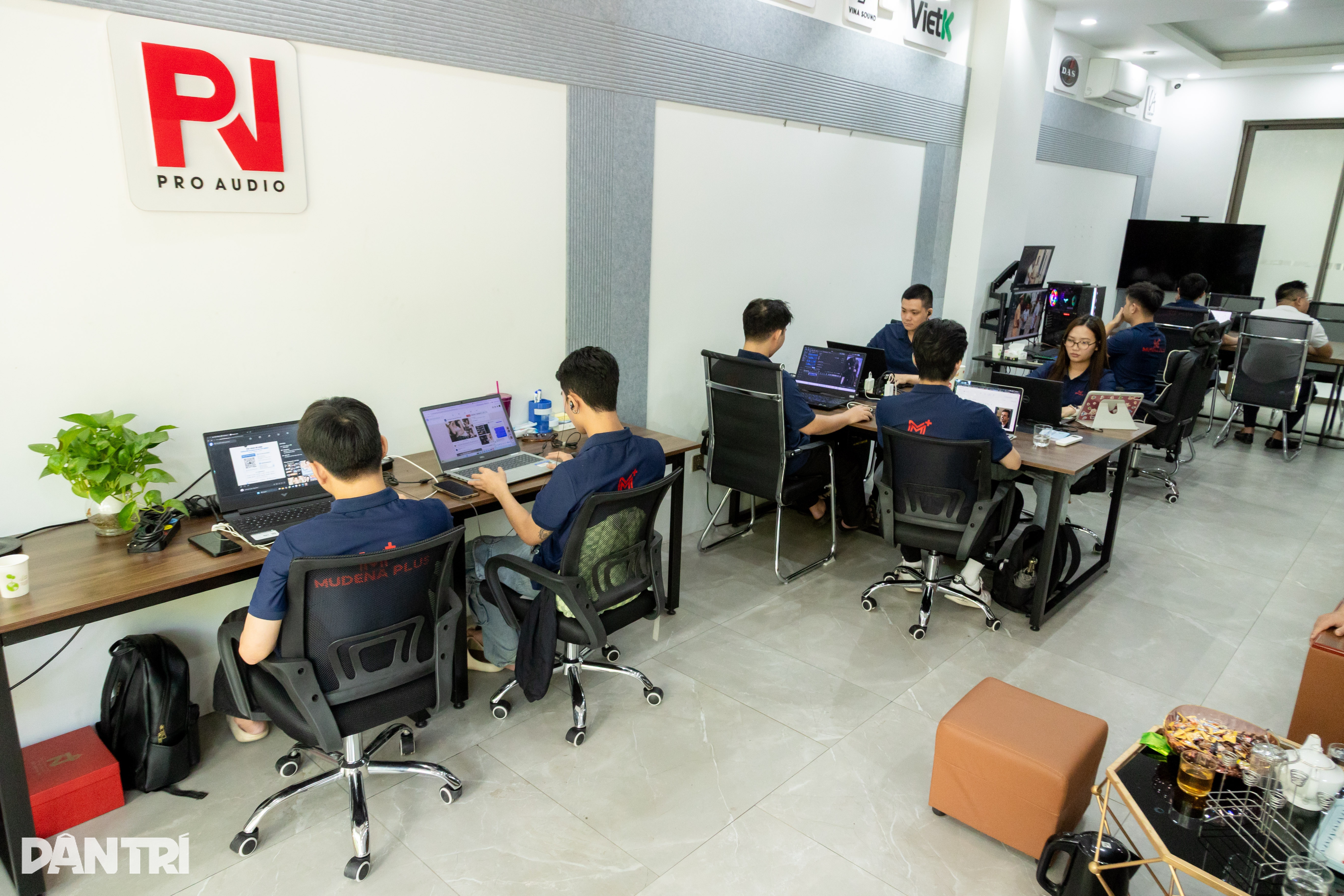 Bên trong xưởng phim AI: 11 nhân sự, mỗi ngày sản xuất 100 tập phim - 1