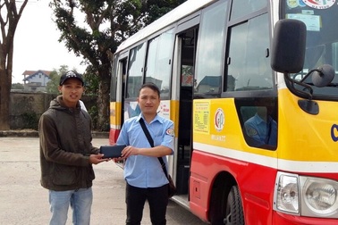 Nhân viên xe buýt trả lại hơn 15 triệu đồng cho khách đánh rơi