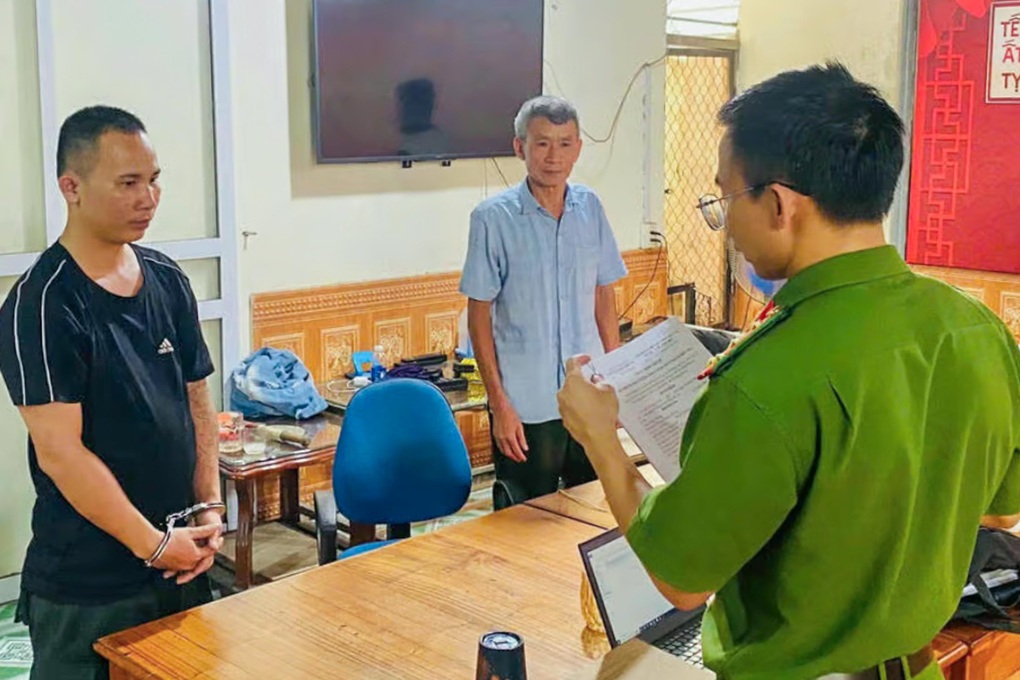 Bắt giữ đối tượng giả danh công an cướp tài sản của người dân - 1 Bắt giữ đối tượng giả danh công an cướp tài sản của người dân - 1