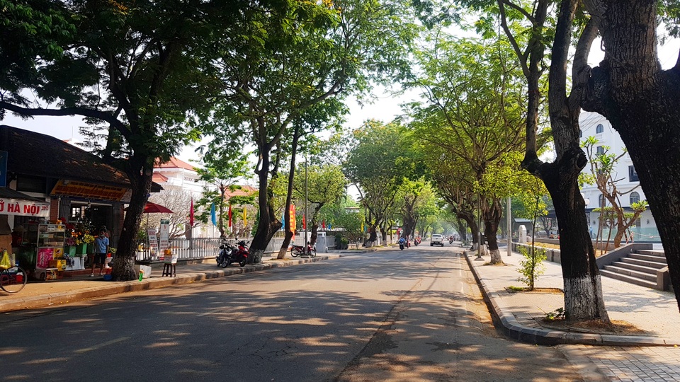 Nhiều tỉnh thành xử phạt người không đeo khẩu trang nơi công cộng - 4 Nhiều tỉnh thành xử phạt người không đeo khẩu trang nơi công cộng - 4