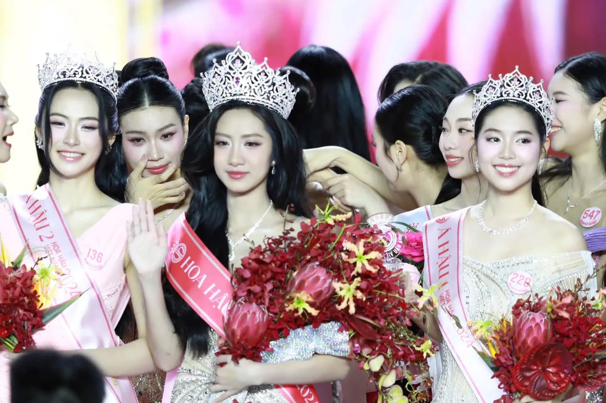 Việt Nam có 3 hoa hậu sau 2 đêm: Ban tổ chức chạy đua trước sáp nhập? - 1 Việt Nam có 3 hoa hậu sau 2 đêm: Ban tổ chức “chạy đua” trước sáp nhập?