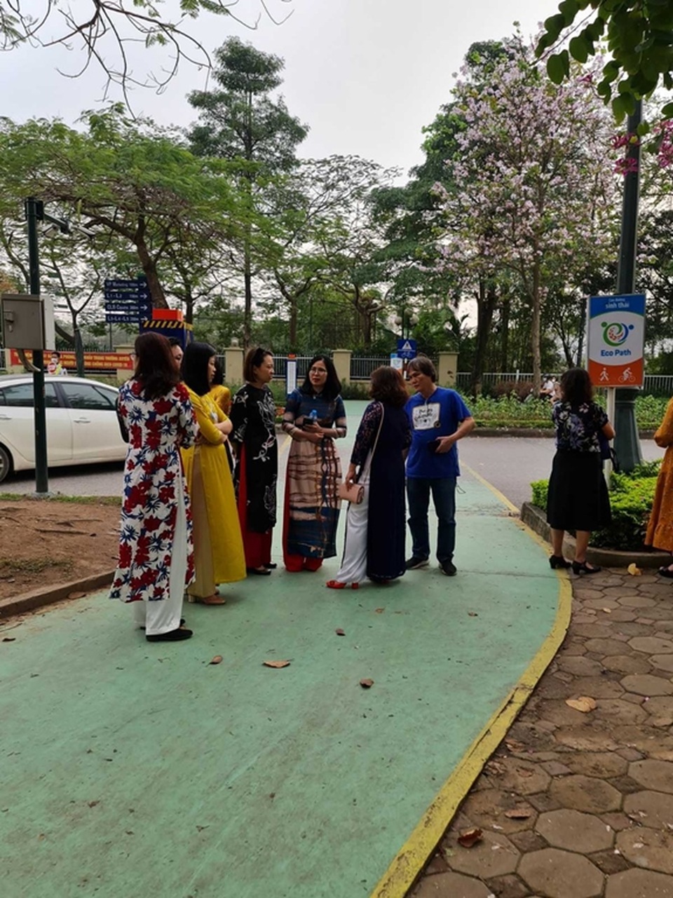 Hàng nghìn người tụ tập chụp ảnh hoa ban tại khu đô thị Nam Thăng Long - 2 Hàng nghìn người tụ tập chụp ảnh hoa ban tại khu đô thị Nam Thăng Long - 2