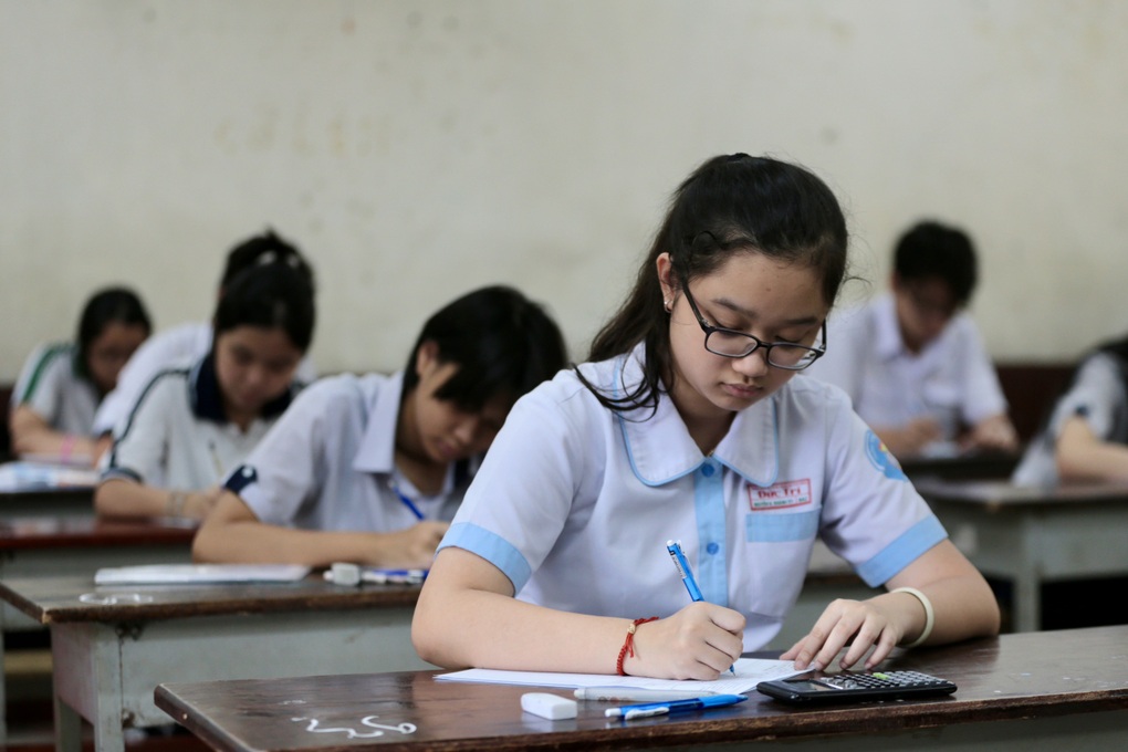 Nữ sinh trót lộ điện thoại giấu trong váy khi… đứng lên xin thêm giấy thi - 2 Nữ sinh trót lộ điện thoại giấu trong váy khi… đứng lên xin thêm giấy thi - 2