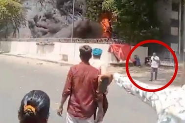 Xuất hiện video mới về người duy nhất bước ra từ máy bay Air India bốc cháy