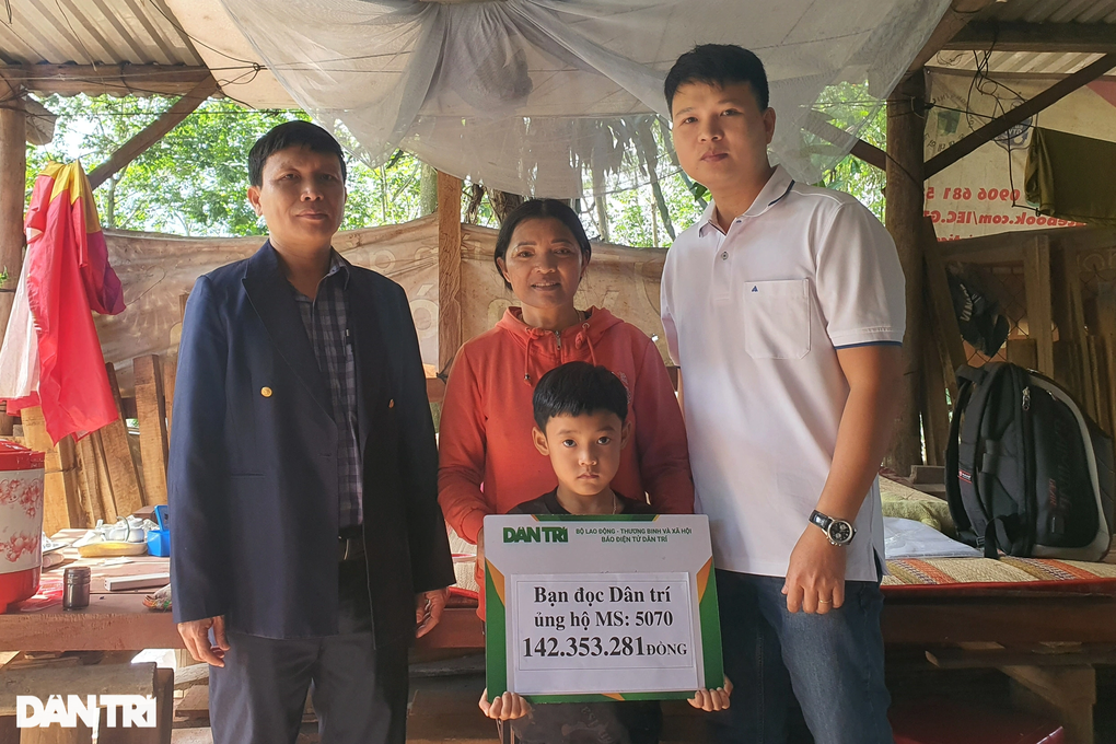 Bạn đọc giúp bé trai mồ côi cha hơn 140 triệu đồng - 1 Bạn đọc giúp bé trai mồ côi cha hơn 140 triệu đồng - 1