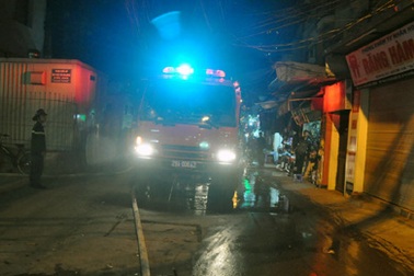 Hà Nội: Cháy nhà trong ngõ nhỏ, lính cứu hỏa ngạt khói