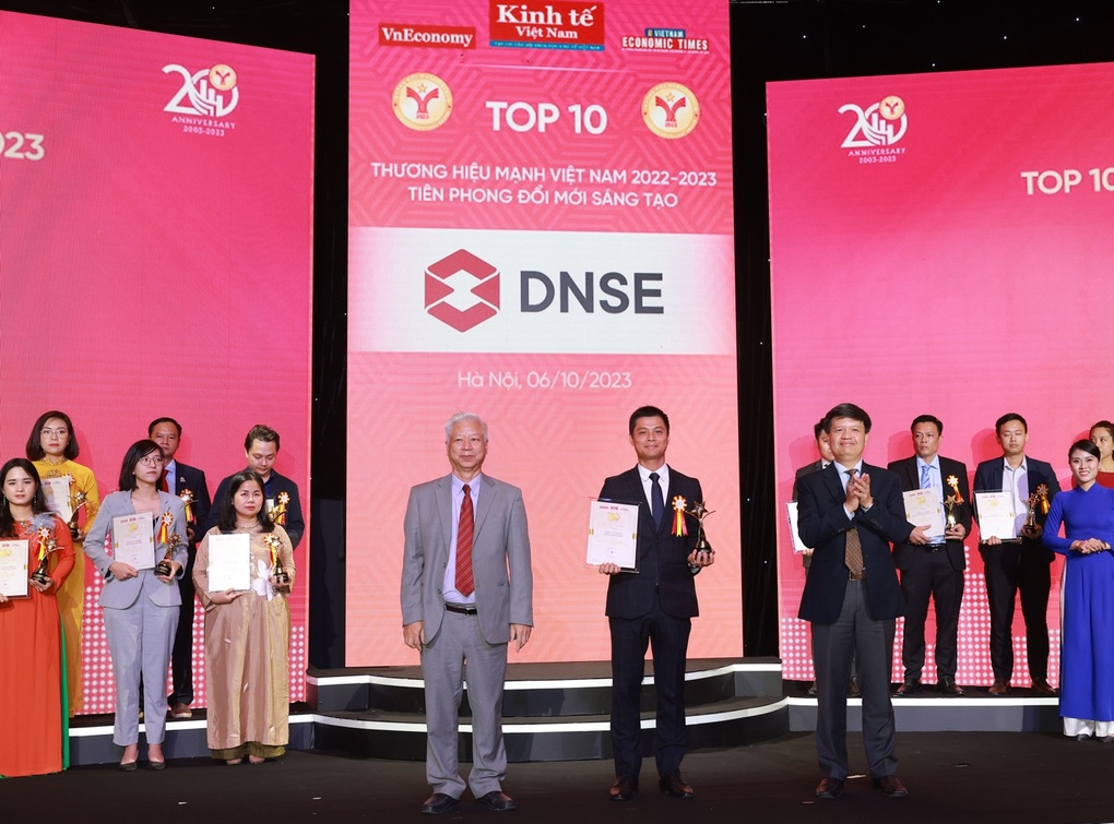 Ông Nguyễn Hoàng Việt, Phó tổng giám đốc DNSE - nhận danh hiệu "Top 10 Thương hiệu mạnh - Tiên phong đổi mới sáng tạo" (Ảnh: BTC).