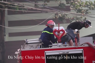 Cháy kho gỗ ở Đà Nẵng