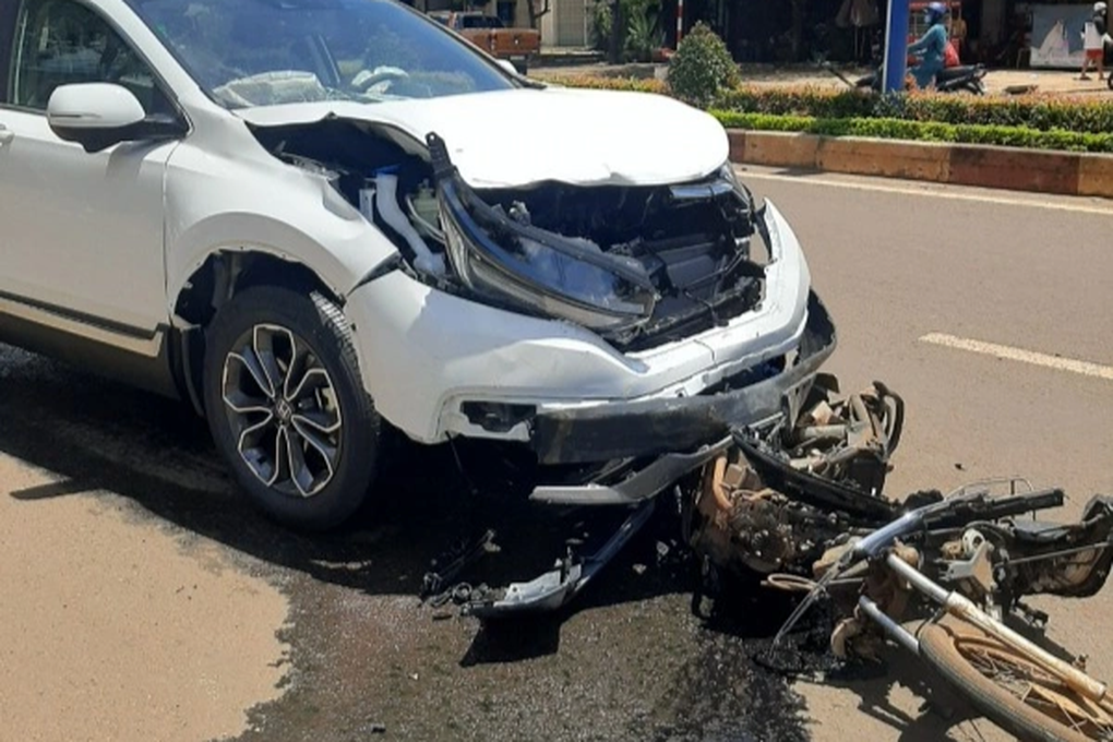 Ô tô chưa có biển số va chạm với xe máy, 2 người tử vong - 1 Ô tô chưa có biển số va chạm với xe máy, 2 người tử vong - 1