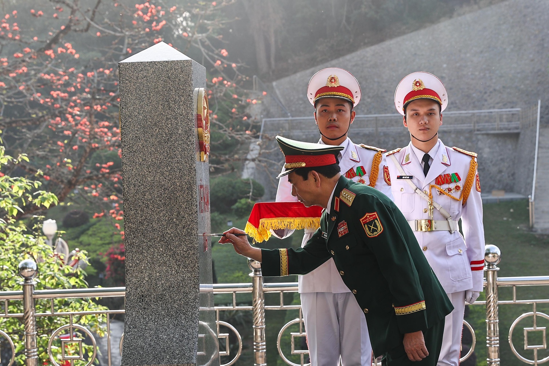 Đại tướng Phan Văn Giang tô son cột mốc biên giới Việt Nam - Trung Quốc - 4 Đại tướng Phan Văn Giang tô son cột mốc biên giới Việt Nam - Trung Quốc - 4