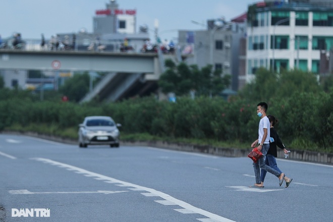 Hàng trăm công nhân ùn ùn băng ngang cao tốc Hà Nội - Bắc Giang - 2 Hàng trăm công nhân ùn ùn băng ngang cao tốc Hà Nội - Bắc Giang - 2