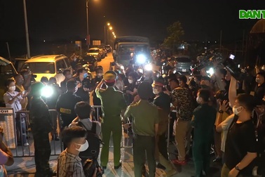 Khoảnh khắc gỡ bỏ hàng rào tại khu cách ly Hạ Lôi