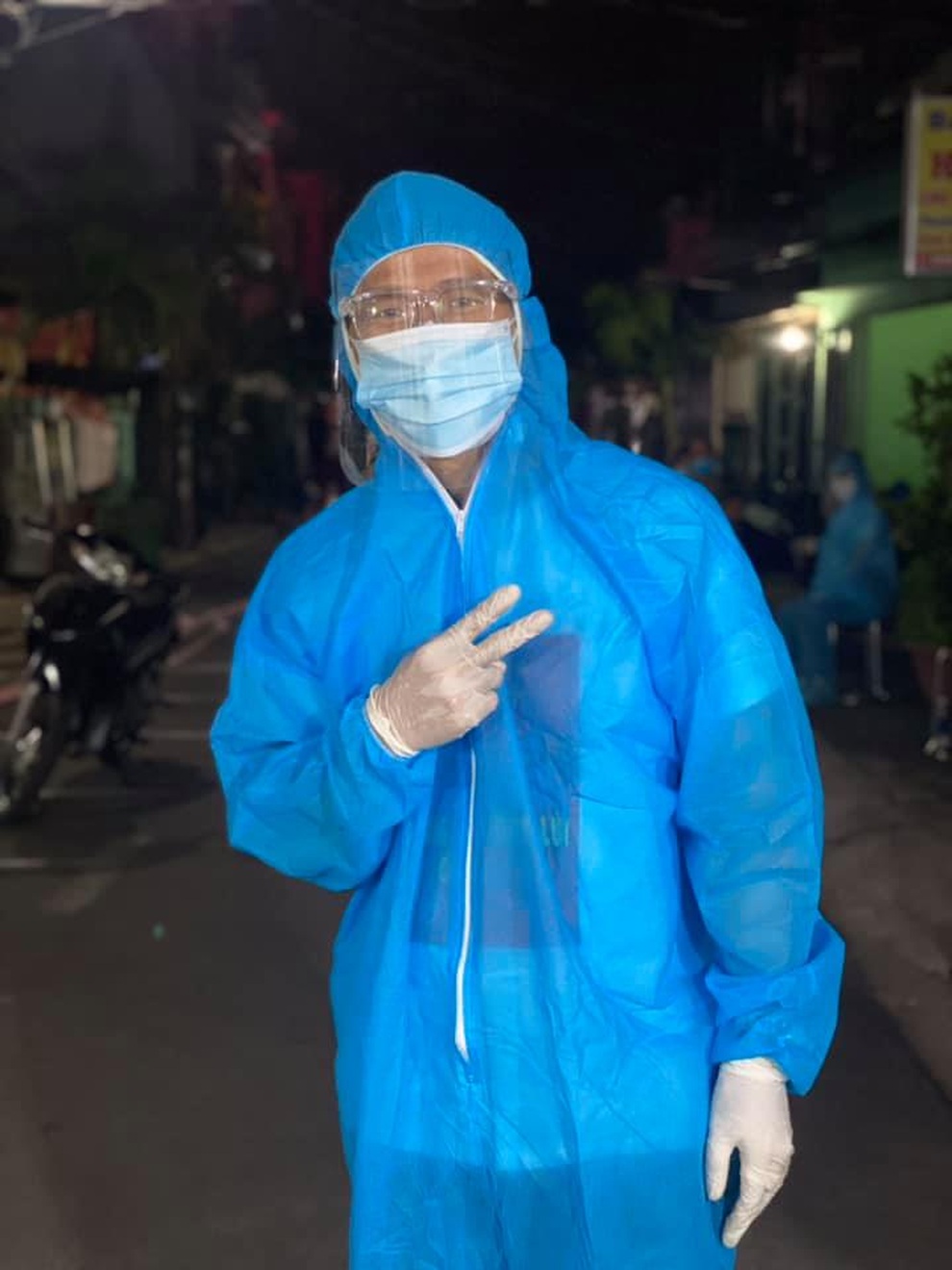 Nghệ sĩ TPHCM xuyên đêm hỗ trợ lấy mẫu xét nghiệm Covid-19 bất chấp mệt mỏi - 6 Nghệ sĩ TPHCM xuyên đêm hỗ trợ lấy mẫu xét nghiệm Covid-19 bất chấp mệt mỏi - 6