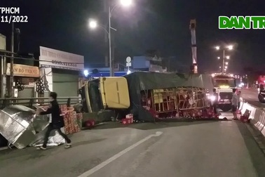 Xe tải chở bia lật trên dốc cầu vượt ở TPHCM
