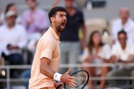 Djokovic thoát hiểm trước tay vợt Pháp ở Roland Garros