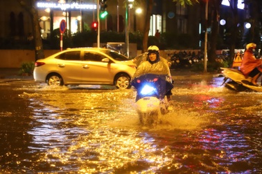 Nhiều tuyến phố ở Hà Nội ngập sâu sau cơn mưa rào