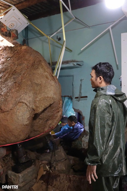 Sạt lở tại Đèo Cả: 2 chị em thiệt mạng, hàng nghìn phương tiện mắc kẹt