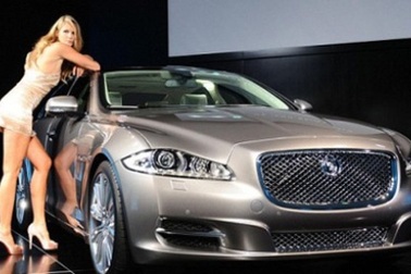 Siêu mẫu khoe dáng bên Jaguar XJ