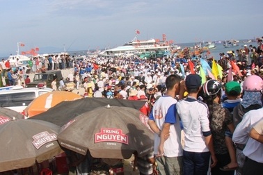 Hàng ngàn người nghỉ lễ trên quê hương Hải đội Hoàng Sa