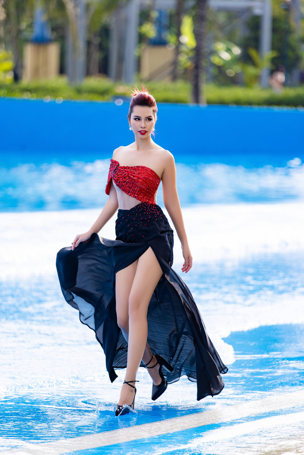 Siêu mẫu Hà Anh gợi cảm catwalk trong show thời trang - 2 Siêu mẫu Hà Anh gợi cảm catwalk trong show thời trang - 2