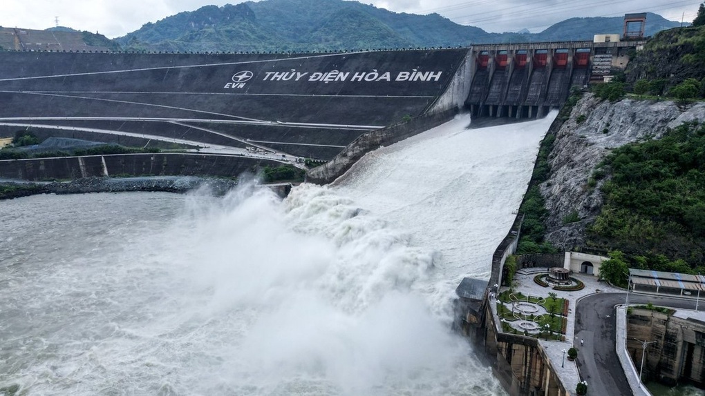Hồ thủy điện Hòa Bình mở 3 cửa xả đáy - 1 Hồ thủy điện Hòa Bình mở 3 cửa xả đáy - 1