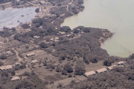 Hình ảnh đầu tiên về Tonga sau vụ núi lửa phun trào như "bom nguyên tử"
