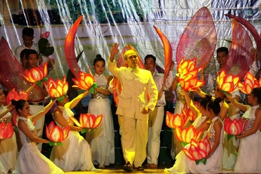 Lưu luyến đêm tổng kết Lễ hội Làng Sen 2015