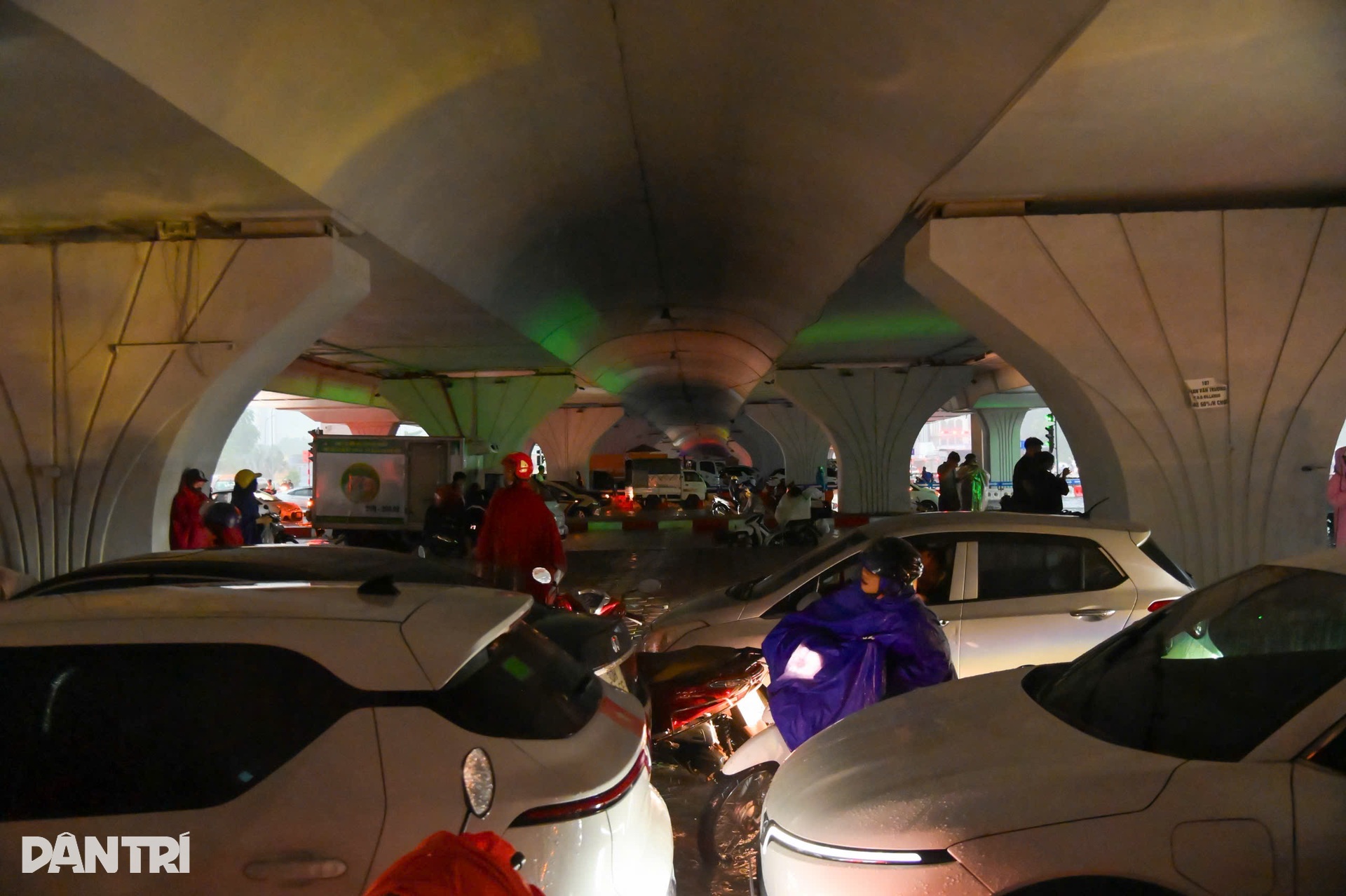 Hà Nội mưa lớn từ sáng sớm, phố phường ngập sâu, xe cộ chết máy hàng loạt - 3 Hà Nội mưa lớn từ sáng sớm, phố phường ngập sâu, xe cộ chết máy hàng loạt - 3