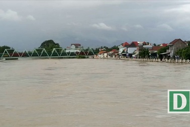 Hồ chứa ở Khánh Hòa xả lũ, phố biến thành sông