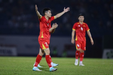 Hai Long tạo siêu phẩm, tuyển Việt Nam đánh bại Campuchia