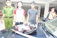 Truy đuổi gần 40km bắt 2 đối tượng trên xe ô tô dương tính ma túy