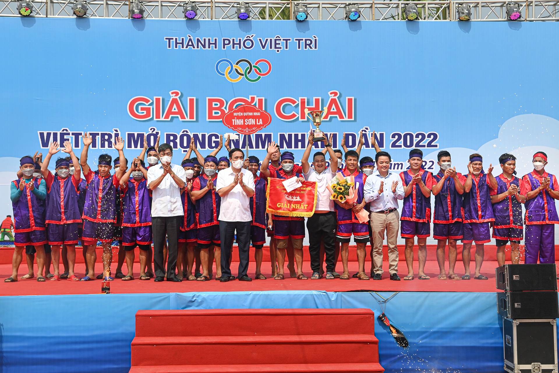 Hàng nghìn người vây kín hồ cổ vũ giải đua bơi chải vùng đất Tổ - 16