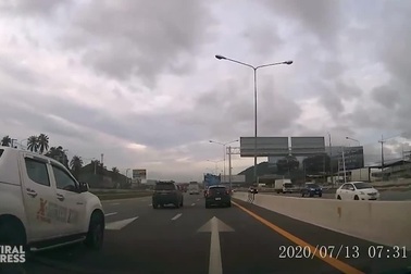 Lái xe trên cao tốc bỗng bị trái sầu riêng rơi trúng đầu ô tô