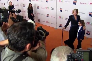 Selma Blair gần đây xuất hiện với cây gậy giúp cô đi lại vững vàng hơn