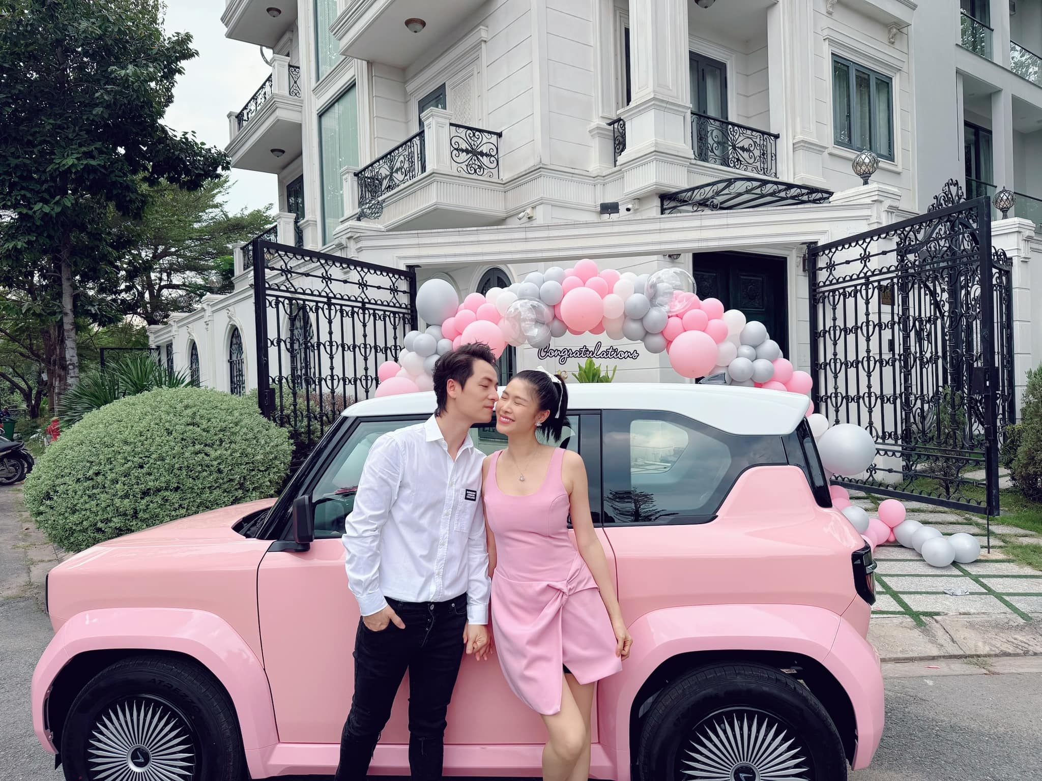 Sao Việt đón Valentine: Hồ Ngọc Hà trốn con, Lệ Quyên nhận quà bất ngờ - 13 Sao Việt đón Valentine: Hồ Ngọc Hà trốn con, Lệ Quyên nhận quà bất ngờ - 13