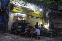 Lác đác quán hàng mở cửa trong ngày đầu Hà Nội dừng cách ly xã hội