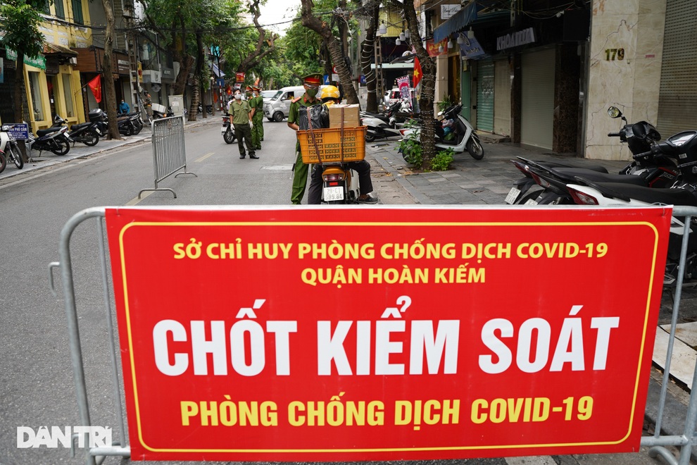 Nhiều lái xe quay đầu bỏ chạy khi gặp Tổ công tác đặc biệt ở phố cổ Hà Nội - 1 Nhiều lái xe quay đầu bỏ chạy khi gặp Tổ công tác đặc biệt ở phố cổ Hà Nội - 1