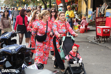 Du khách xúng xính váy áo check-in phố cổ Hội An ngày Tết
